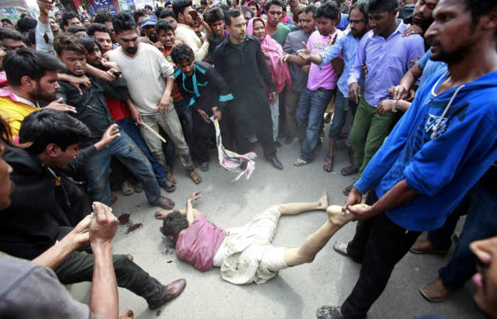 A crowd lynches a man they suspect of being involved in a suicide attack on a church in Lahore on March 15, 2015. A Pakistani Taliban splinter group claimed responsibility claimed responsibility for the bombings that killed at least 14 people and wounded nearly 80 others.