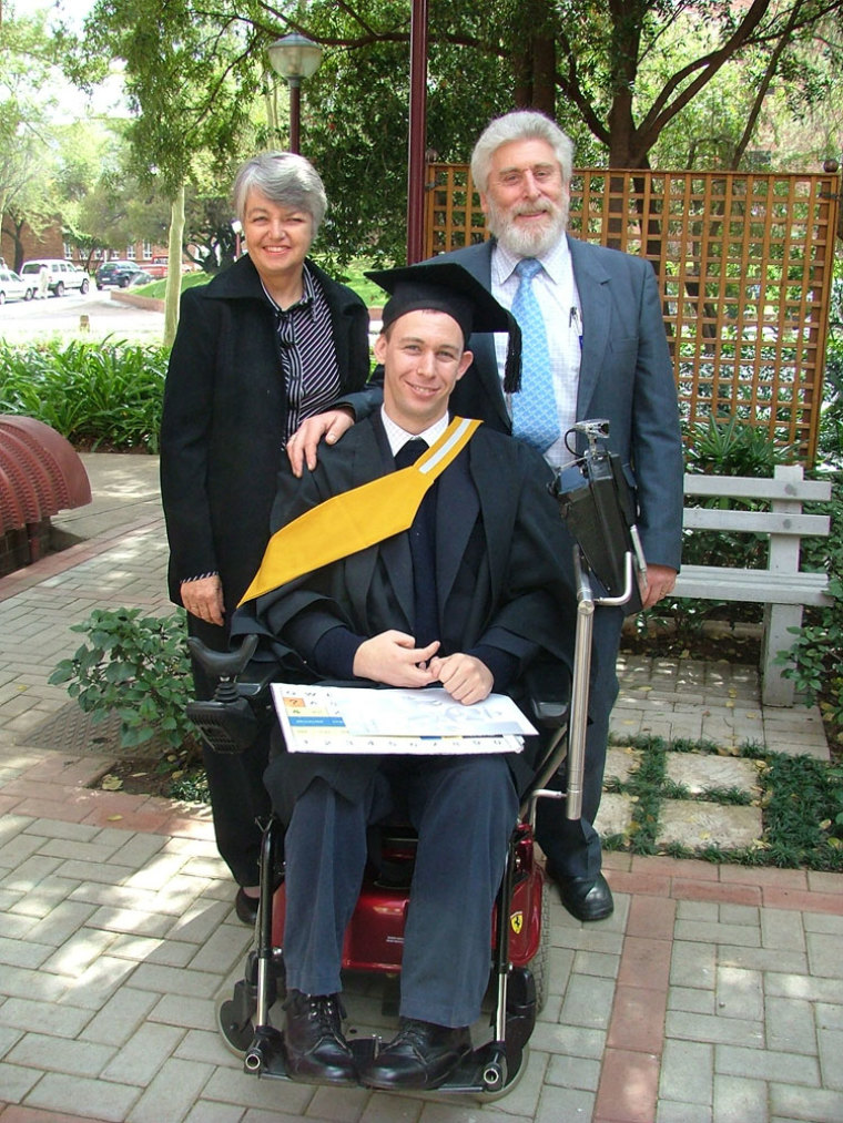 Martin Pistorius with his parents graduates with honors in computer science in 2006.