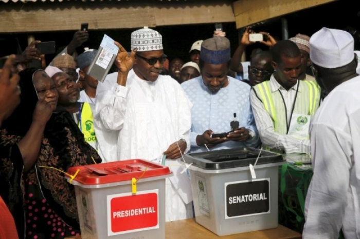All Progressives Congresses presidential candidate and Nigeria's former military ruler Muhammodu Buhari (C) casts his vote in Daura, March 28, 2015.