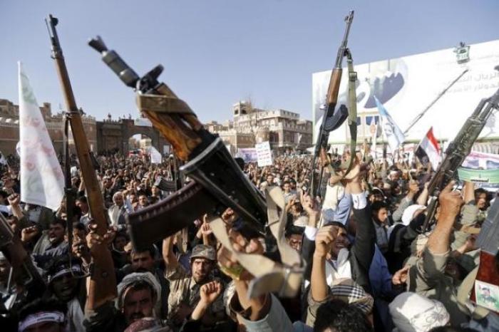 Followers of the Houthi group demonstrate against the Saudi-led air strikes on Yemen in Sanaa April 1, 2015.