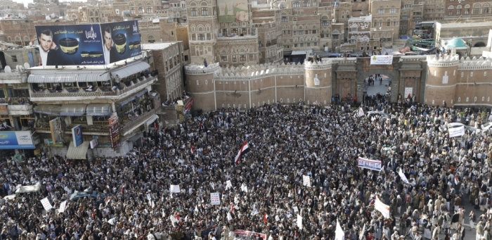 Followers of the Houthi group demonstrate against the Saudi-led air strikes on Yemen, in Sanaa, Yemen, April 1, 2015.