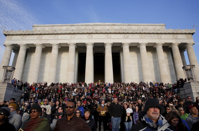 Participants in an Easter Sunday sunrise Christian religious service stand on the steps of the Lincoln Memorial in Washington, April 5, 2015. Organizers said a record crowd estimated at 8,900 attended the annual service in its 37th year.