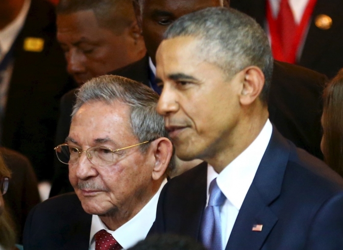 Cuba's President Raul Castro (L) stands with his U.S. counterpart Barack Obama before the inauguration of the VII Summit of the Americas in Panama City, Panama, April 10, 2015.