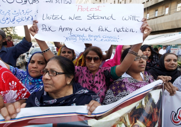 People from the Christian community attend a protest, to condemn suicide bombings which took place outside two churches in Lahore, in Karachi, March 16, 2015. Suicide bombings outside two churches in Lahore killed 14 people and wounded nearly 80 others during services on Sunday in attacks claimed by a faction of the Pakistani Taliban.