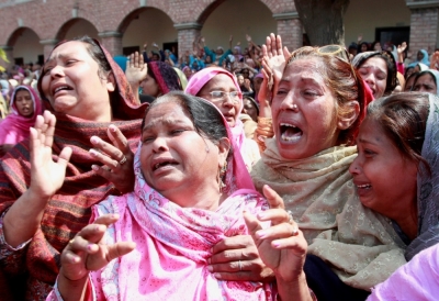 Women from the Christian community mourn for their relatives, who were killed by a suicide attack on a church, during their funeral in Lahore, March 17, 2015. Suicide bombings outside two churches in Lahore killed 14 people and wounded nearly 80 others during services on Sunday in attacks claimed by a faction of the Pakistani Taliban.