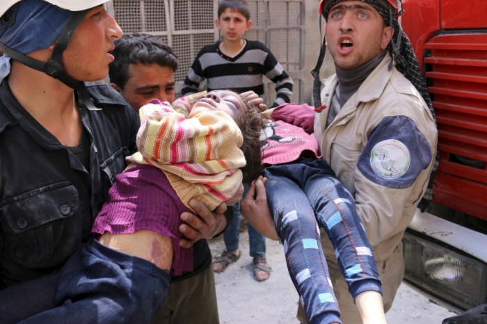 Civil defence members carry the bodies of girls who were killed after what activists said were barrel bombs dropped by forces loyal to Syria's President Bashar al-Assad in Aleppo's rebel-controlled al-Maadi district, April 13, 2015.