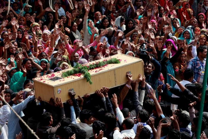 Christians carry the coffin of one of the victims killed by a suicide attack on a church, during his funeral in Lahore, March 17, 2015. Suicide bombings outside two churches in Lahore killed 14 people and wounded nearly 80 others during services on Sunday in attacks claimed by a faction of the Pakistani Taliban.