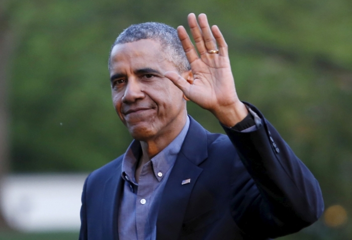 U.S. President Barack Obama waves as he walks on the South Lawn of the White House in Washington, upon his return after a one-day trip to Florida, April 22, 2015.