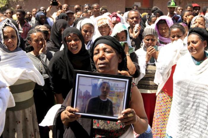 A woman mourns with the framed picture of a man said to be among the 30 Ethiopian victims killed by members of the militant Islamic State in Libya, in the capital Addis Ababa, April 21, 2015.