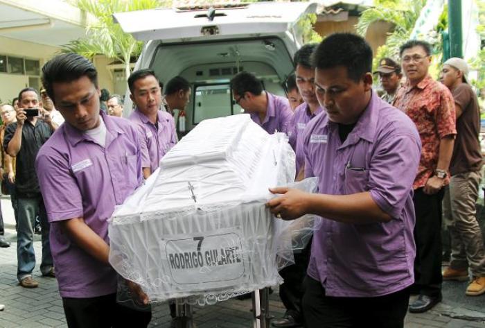 The body of Brazilian Rodrigo Gularte, who was executed earlier, arrives at a funeral home in Jakarta, Indonesia April 29, 2015.