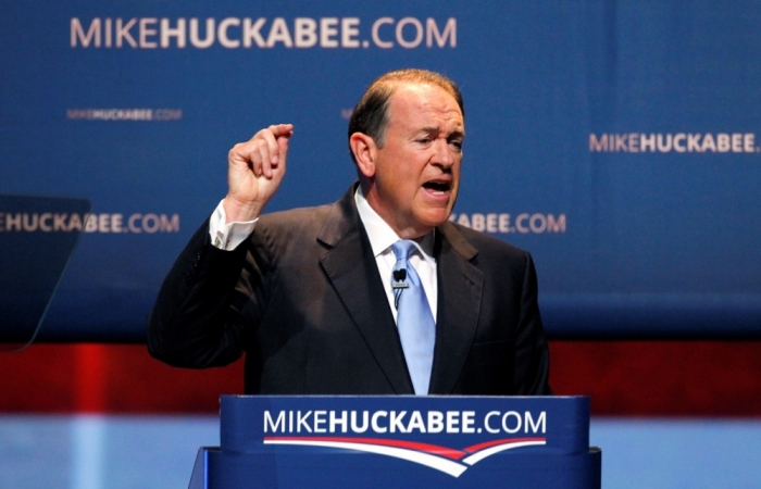 U.S. Republican presidential candidate and former Arkansas Governor Mike Huckabee addresses supporters as he formallly launches his bid for the 2016 Republican presidential nomination during an event in Hope, Arkansas, May 5, 2015.
