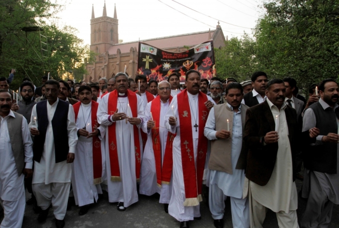 People from the Christian community hold candles while taking part in a protest rally to condemn the suicide bombings which took place outside two churches in Lahore, in Peshawar, March 18, 2015. Suicide bombings outside two churches in Lahore at least killed 16 people and wounded nearly 80 others during services on Sunday in attacks claimed by a faction of the Pakistani Taliban.