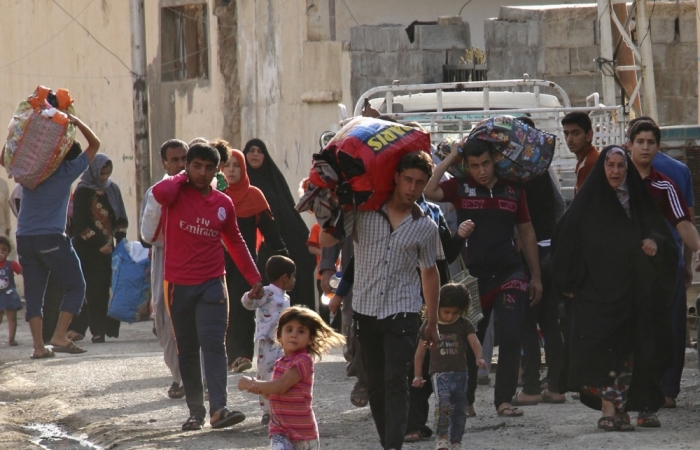 Sunni people are pictured as they flee the violence in the city of Ramadi, Iraq, May 15, 2015. Islamic State militants raised their black flag over the local government compound in Ramadi on Friday after overrunning most of the western provincial capital. The insurgents attacked Ramadi overnight using six suicide car bombs to reach the city center, where the Anbar governorate compound is located, police sources said.