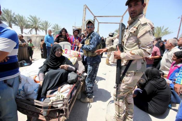 Displaced Sunni people fleeing the violence in the city of Ramadi arrive at the outskirts of Baghdad, May 16, 2015.