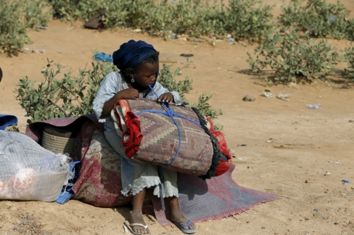 A girl sits with belongings during an evacuation of Nigerians displaced by Boko Haram militants, at the camp for displaced people in Geidam, Yobe state, Nigeria, May 6, 2015. Niger has evacuated Nigerians living around Lake Chad, military and aid officials told Reuters on Tuesday, as the armies of four west African nations battle to quash the Islamist militants.