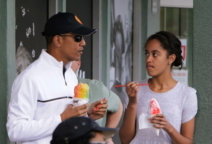 U.S. President Barack Obama enjoys a shave ice with his daughter Malia (R) at Island Snow in Kailua, Hawaii, January 1, 2015. The President and his family are currently on their annual Christmas and New Year's holiday season vacation.