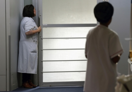 Nurses work at the palliative care unit of the AP-HP Paul-Brousse Hospital in Villejuif near Paris, March 4, 2015. France's parliament will on Tuesday debate a bill allowing patients near the end of their lives to stop treatment and enter a