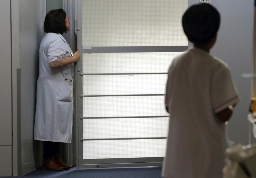 Nurses work at the palliative care unit of the AP-HP Paul-Brousse Hospital in Villejuif near Paris, March 4, 2015. France's parliament will on Tuesday debate a bill allowing patients near the end of their lives to stop treatment and enter a