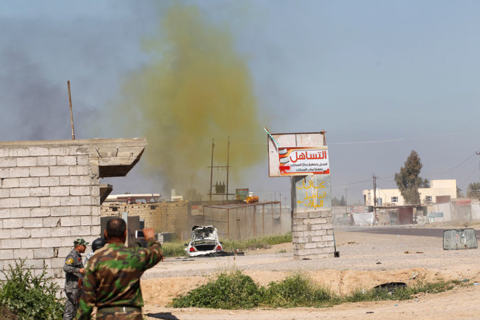 A chlorine-tinged cloud of smoke rises into the air from a bomb detonated by Iraqi army and Shi'ite fighters from Hashid Shaabi forces, in the town of al-Alam in Salahuddin province March 10, 2015. Islamic State fighters traded sniper fire and mortar rounds with Iraqi troops and allied Shi'ite militia forces on Sunday in the city of Tikrit amid further reports the militants had obtained chlorine for possible use as a chemical weapon. Picture taken March 10, 2015.