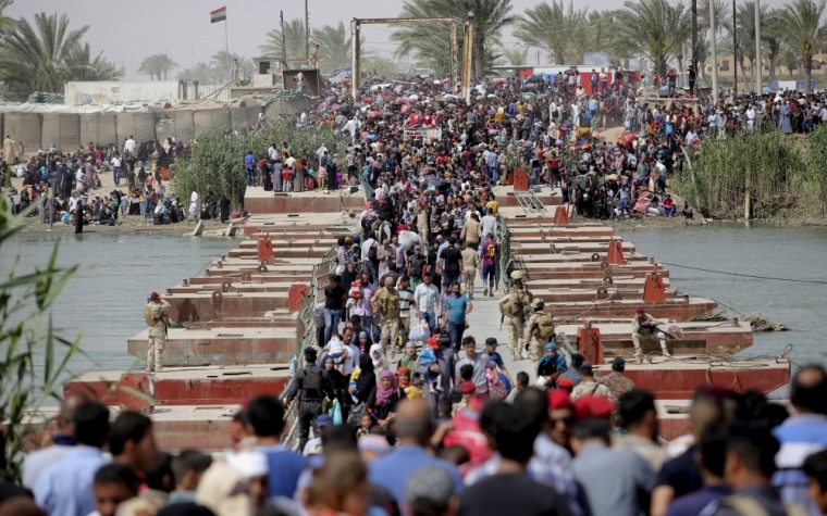 Displaced Sunni people, who fled the violence in the city of Ramadi, arrive at the outskirts of Baghdad, April 17, 2015. Iraqi security forces fought Islamic State militants at the gates of the western city of Ramadi on Friday, and local authorities warned it was in danger of falling unless reinforcements arrived soon.