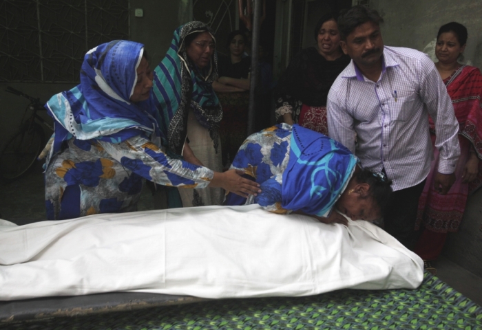 Relatives mourn the death of Aftab Bahadur following his execution at Kot Lakhpat jail in Lahore, Pakistan, June 10, 2015. Pakistan on Wednesday executed Bahadur, who was 15 when he was sentenced to death for murder and whose lawyers say was tortured into confessing, in a case that has prompted concern among rights groups and the United Nations.
