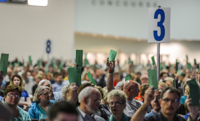 Messengers at the Southern Baptist Convention annual meeting vote on a resolutions report by raising ballots June 16, 2015, during the afternoon session at the Greater Columbus Convention Center in Columbus, Ohio.