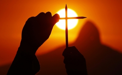 A demonstrator holds pencils in tribute to the victims of a shooting by gunmen at the offices of French satirical weekly Charlie Hebdo, during a demonstration organized by the NGO Rio de Paz (Rio of Peace) in Niteroi, near Rio de Janeiro, January 8, 2015. Armed and masked anti-terrorism police swooped on woodland villages northeast of Paris on Thursday in a manhunt for two brothers suspected of being the Islamist gunmen who killed 12 people at the French satirical weekly.