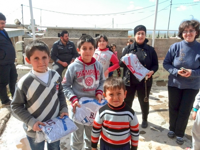 Iraqi refugee children receiving Open Doors packets in 2015.