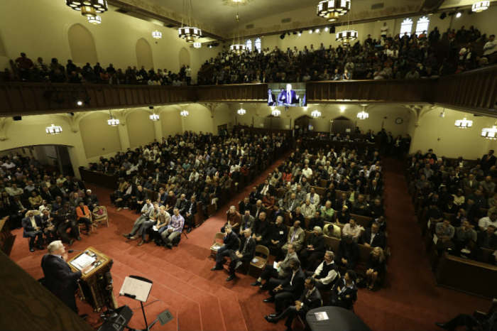 Evangelist Luis Palau (L) speaks at the podium during the official launch of New York City-Serve in September 2014.