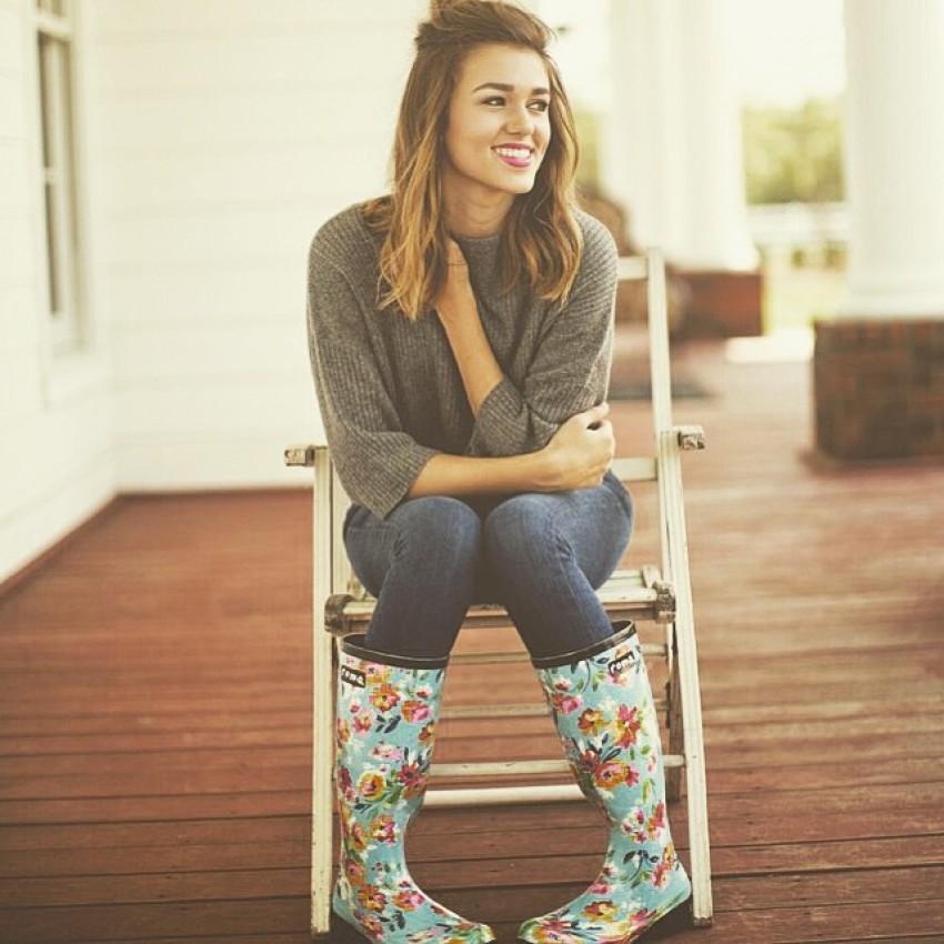 "Duck Dynasty" star Sadie Robertson is launching her very own rain boot line with rain boot company Roma, in a bid to help combat child poverty.