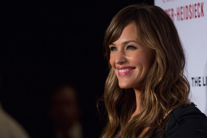 Actress Jennifer Garner poses at the 28th American Cinematheque Award ceremony in Beverly Hills, California October 21, 2014. The award is given to an artist currently making a significant contribution to motion pictures, according to the American Cinematheque website.