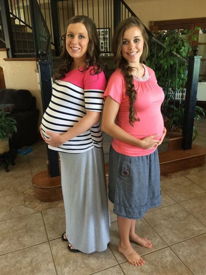 Anna Duggar poses alongside her sister-in-law Jessa (Duggar) Seewald while posing for a photo shared on July 12, 2015