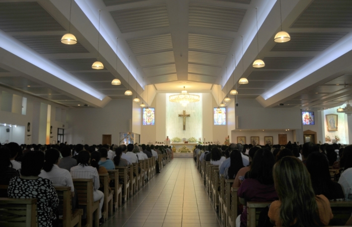 Devotees attend Easter mass at St. Mary's Catholic Church in Dubai, April 4, 2010.