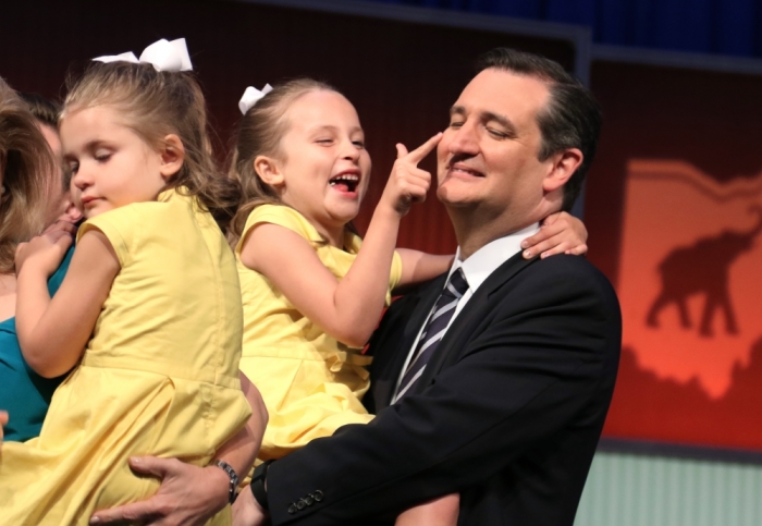 Republican 2016 U.S. presidential candidate U.S. Senator Ted Cruz hugs his young daughters Catherine (L) and Caroline (R) onstage at the end of the first official Republican presidential candidates debate of the 2016 U.S. presidential campaign in Cleveland, Ohio, August 6, 2015.
