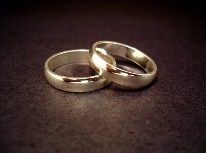 A pair of wedding rings.
