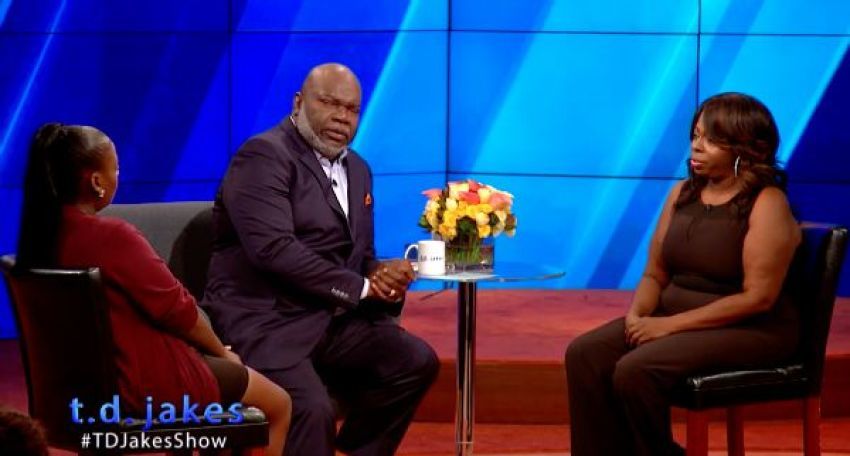 Singer Angie Stone and daughter Diamond discuss brutal fight on "The T.D. Jakes" show.