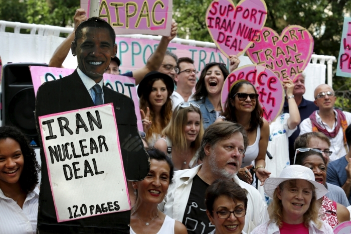 Anti-war activists rally outside the White House in Washington in support of the Iran nuclear deal August 30, 2015.