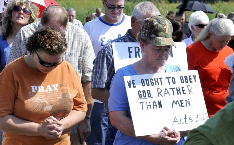 Supporters pray at the Carter County Detention Center for Rowan County clerk Kim Davis, who remains in jail for contempt of court in Grayson, Kentucky, September 5, 2015. Around 200 supporters gathered outside a Kentucky jail on Saturday to support a county clerk held there for defying a federal judge's order to issue marriage licenses to same-sex couples.