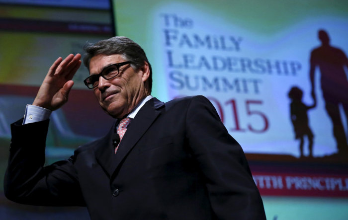 U.S. Republican presidential candidate Rick Perry salutes the audience at the Family Leadership Summit in Ames, Iowa, United States, July 18, 2015.