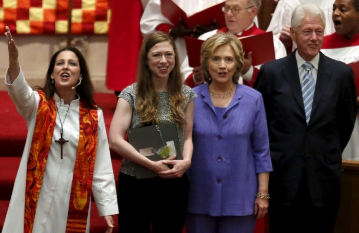 U.S. Democratic presidential candidate Hillary Clinton (2nd R) with her husband, former U.S. President Bill Clinton (R) and their daughter Chelsea attend the Foundry United Methodist Church's bicentennial service in Washington, September 13, 2015.