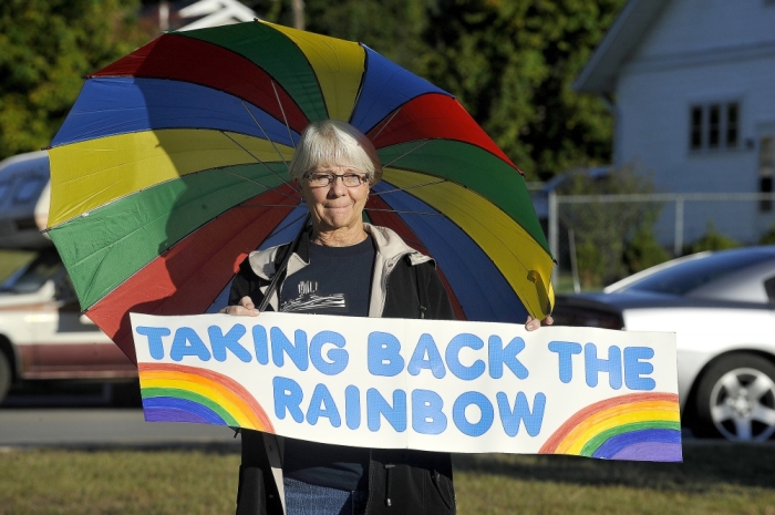 Nancy McFarland shows her support for Kim Davis at the Rowan County Clerk's Office in Morehead, Kentucky, September 14, 2015. Davis, the Kentucky county clerk who refused to issue same-sex marriage licenses, walked out of jail on Tuesday after a federal judge who found her in contempt said he was satisfied licenses were being issued in accordance with a U.S. Supreme Court decision.