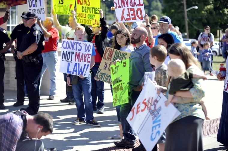 Demonstrators show their support for Kim Davis outside the Rowan County Clerk's Office in Morehead, Kentucky, September 14, 2015. Davis, the county clerk who was jailed after refusing to issue marriage licenses to gay couples, said Monday she will not authorize the licenses now that she has returned to work, but she will not block her deputies from issuing them.