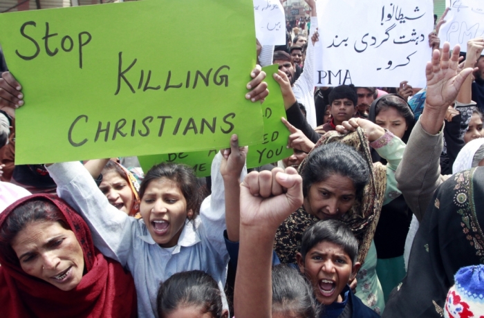 People from the Christian community attend a protest to condemn suicide bombings which took place outside two churches in Lahore, Pakistan, March 16, 2015. Suicide bombings outside two churches in Lahore killed 14 people and wounded nearly 80 others during services on Sunday in attacks claimed by a faction of the Pakistani Taliban.