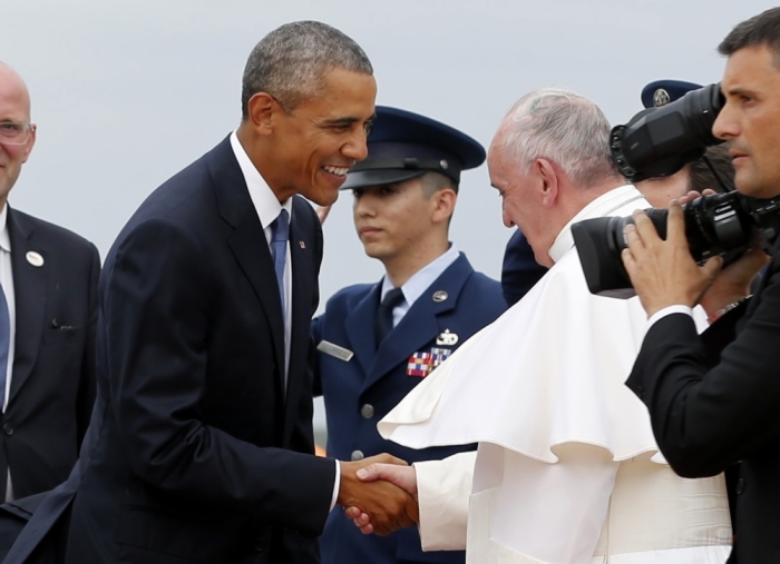 U.S. President Barack Obama (L) welcomes Pope Francis to the United States upon his arrival at Joint Base Andrews outside Washington, September 22, 2015.