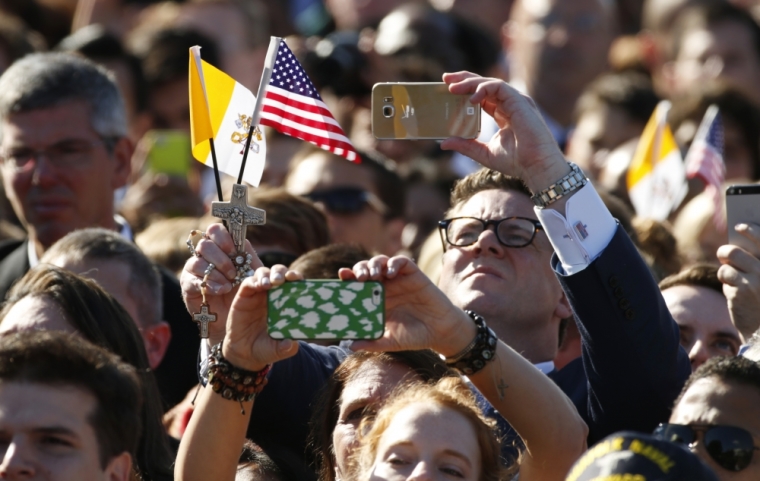 People take pictures during an arrival ceremony for Pope Francis at the White House in Washington, September 23, 2015. The pontiff is on his first visit to the United States.