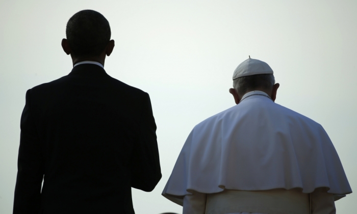 U.S. President Barack Obama (L) stands with Pope Francis during an arrival ceremony for the pope at the White House in Washington September 23, 2015. The pontiff is on his first visit to the United States.