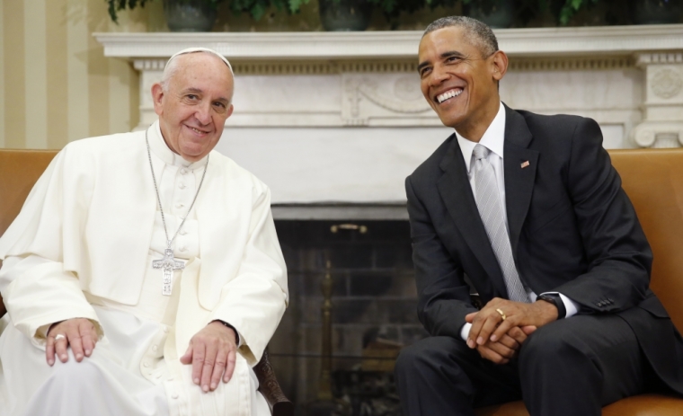 U.S. President Barack Obama sits with Pope Francis (L) in the Oval Office as the pontiff is welcomed to the White House during a ceremony in Washington, September 23, 2015.