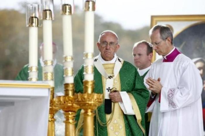 Pope Francis celebrates his final mass of his visit to the United States at the Festival of Families on Benjamin Franklin Parkway in Philadelphia, Pennsylvania, September 27, 2015.
