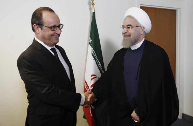 French President Francois Hollande (L) welcomes his Iranian counterpart Hassan Rouhani for a meeting during the 70th United Nations General Assembly in New York City, United States, September 27, 2015.