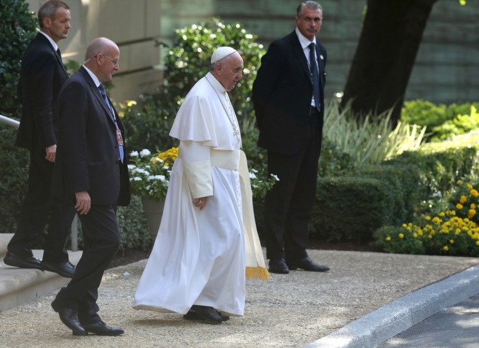 Pope Francis (C) departs the Vatican Embassy in Washington on the third day of his first visit to the United States September 24, 2015. The pope will address a joint meeting of the U.S. Congress today.